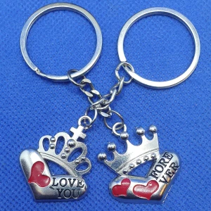 Par / Couples - Nyckelringar King & Queen  - King & Queen nyckelringar till ett par, men kungakrona och drottningkrona, texten: Love you Forever är uppdelad på dessa 2 nyckelringar. Mått på själva kronan med hjärta är: 3 × 3 cm, hela nyckelringens längd är: 8.5 cm.