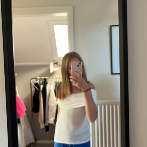 Själer denna fina toppen  - Säljer denna toppen från amisu🤍 Fint skick och aldrig använd 