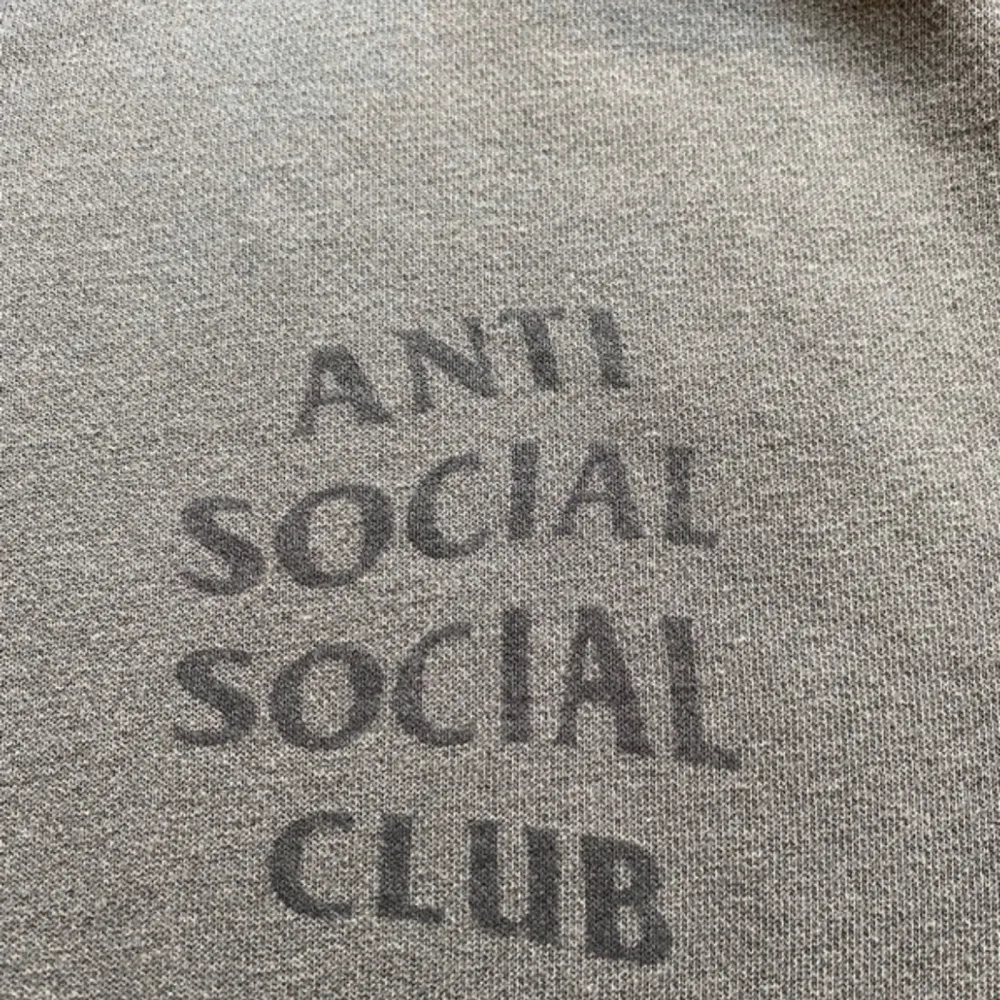 Anti social social hoodie med extrem snygg tvätt! . Hoodies.