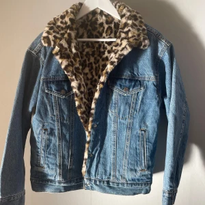 Jeansjacka med leopard päls - Säljer denna populära ursnygga jeansjackan med leopard päls!! Helt ny