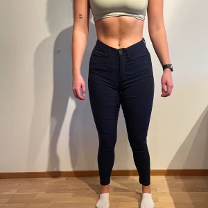 Marinblå byxor, FLASH - Storlek:34 (passar 36-38) Skick: Bra men har en del lösa trådar i grenen Material: 52% bomull, 45% polyester, 2% elastan  Tvättråd: 40°  Säljer samma modell i beige. 