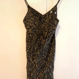 Leopard klänning  - Leopard klänning 