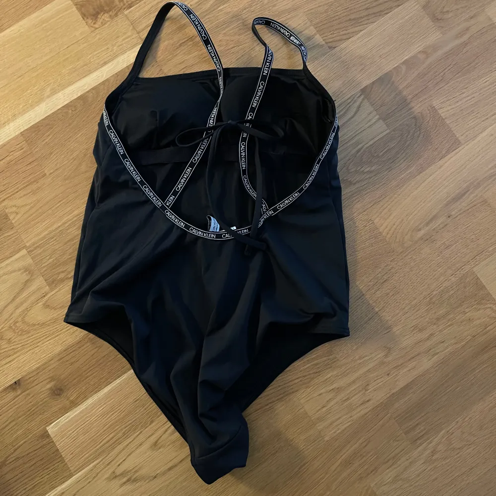 Baddräkt från märket Calvin Klein. Storlek M. Lappar finns kvar. Aldrig använd.  Köpt för 1200kr.. Sportswear.