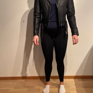 Svart skinnjacka, JOFAMA by Kenza - Skick: Mycket fint skick Material: Skinn  Modell: Kenza 3 Nypris: 2200 kr