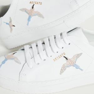 Axel Arigato skor - Snygga Arigatos i ganska bra skick! De är rena och fina men lite defekter. Man får med lådan på köpet.Nypris är runt 2500 och dom är såklart äkta!💗