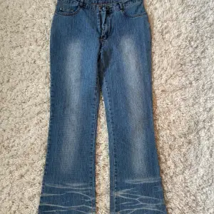 Supersnygga Lågmidjade bootcut jeans med blekt längst ner. Köpta second hand och aldrig använda av mig❤️‍🔥Alldelles för små för mig och finns ingen etikett så skulle säga storlek 36. Skriv för mer info❤️‍🔥