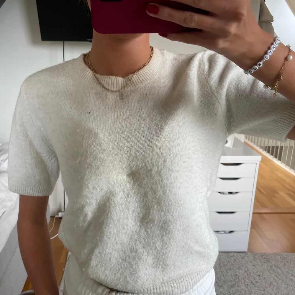 jättefin vit/beige stickad t/shirt från hm, perfekt passform och färg som passar perfekt till hösten.. Tröjor & Koftor.