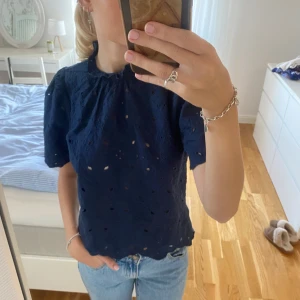 söt blus med broderi  - mörkblå blus i fint skick!
