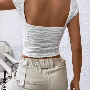 Vitt topp med öppen rygg  - Vitt topp med öppen ryg samt lite fina mönster 