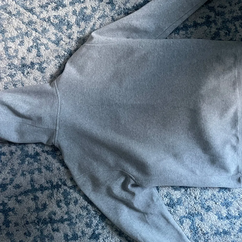 Hej jag säljer denna Gråa Nike zip hoodie storlek S passar M. mycket fint skick, den är knappt använd och säljer eftersom den är för liten. Det finns inga som helst defekter på tröjan. Nypris 949kr säljer för 500. Hoodies.