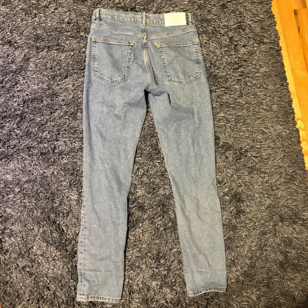 Säljer ett par snygga blå jeans från Taktil. Modellen heter William Tapered och har en modern passform som smalnar av nedtill. Perfekta för både vardag och fest! Köpt på volt för något år sedan, knappt använt dom. Storlek W29 L30. Jeans & Byxor.