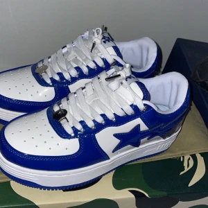 BAPE SKOR  - och bekväma. De är gjorda av mjukt läder och passar bra för både vardag och fest. Insidan är mjuk och skön, och sulan ger bra grepp. Med sin enkla stil passar de till många olika kläder. Perfekta skor för att känna sig både stilig och bekväm!
