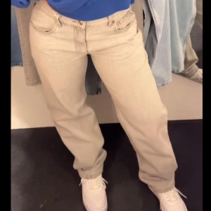 Gina low straight jeans -  ett par jeans från Gina Tricot i modellen low straight storlek 36   