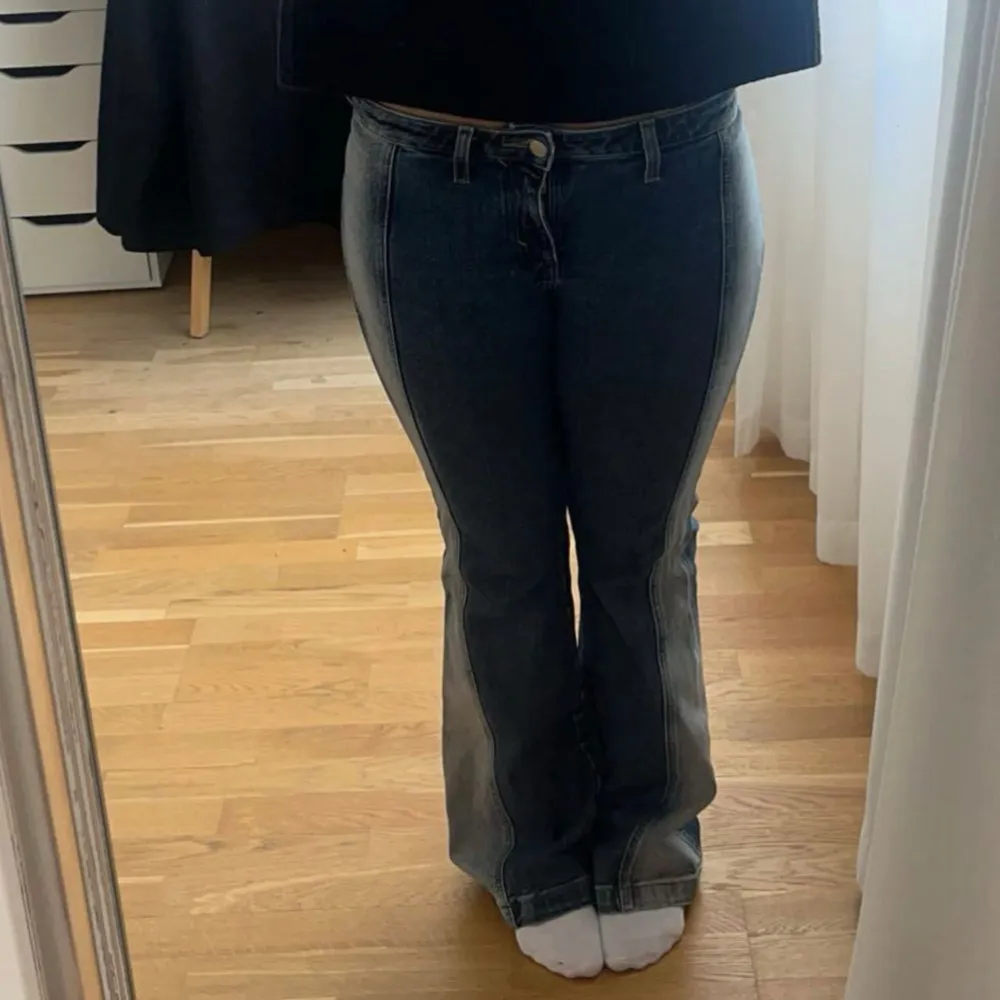 Säljer mina jättesnygga utopia jeans från weekday pga får inte användning för de. Enda defekten är att de är lite slitna längst ner på benen, annars som nya! 🥰 OBS små i storleken, är 165cm . Jeans & Byxor.