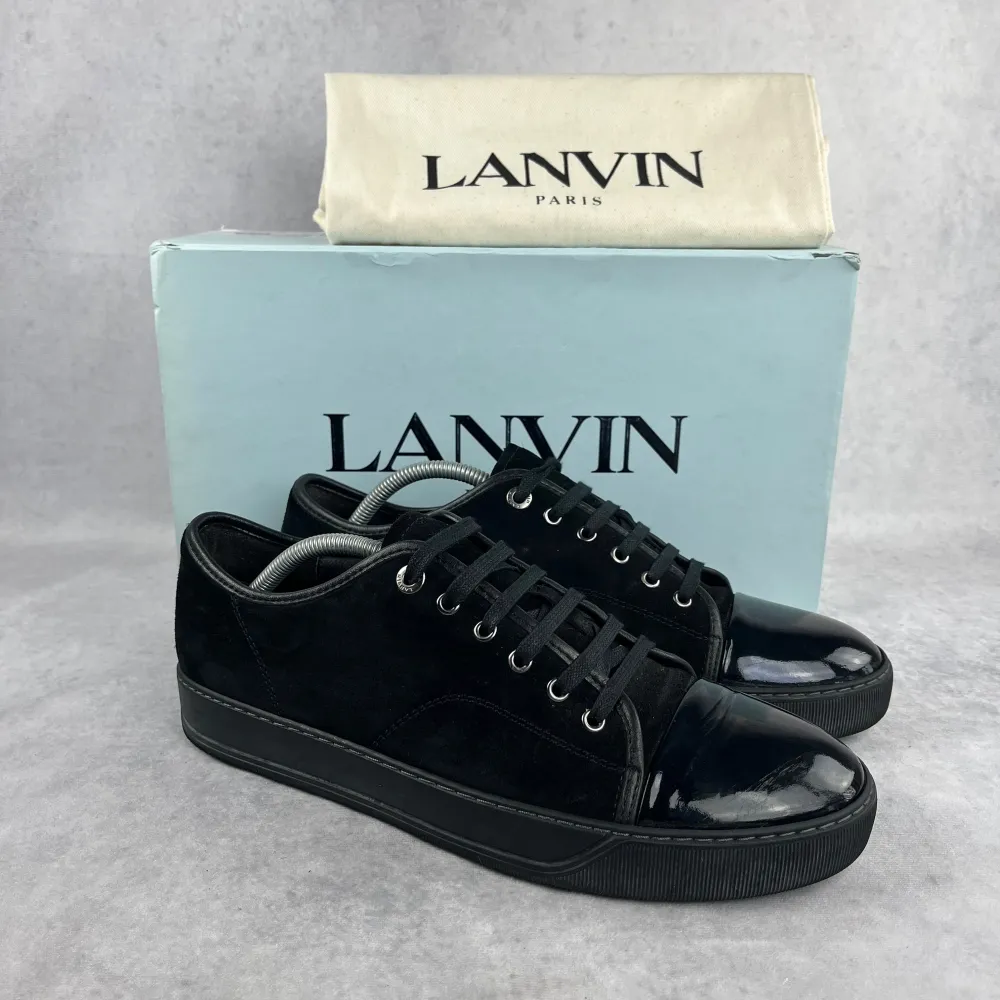 Lanvin captoe sneakers  –  Skick: 8/10  –  Storlek: 43UK9  –  Tillbehör: Dustbag  –  Nypris: 5200 kr  Denna modell är stor i storlek och vi rekommenderar att gå ner en storlek . Skor.