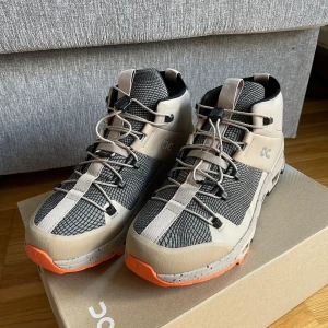 On Cloud nya skor i storlek 41 - •On Cloudtrax Sensa Sand Flame beige dam sneakers  •Helt nya, originalbox medföljer •Köpte fel storlek •Storlek 41, 26,5 cm •Mycket bekväma och sköna. Trendig färg •Köpte för 2400 kr 🚫Djurfritt och rökfritt hem 