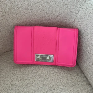 Rosa victoria secret väska - Säljer denna rosa väska/plånbok från Victoria secret!