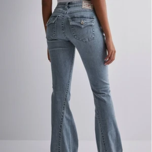 True religion jeans low rise  - Säljer mina as snygga true religion jeans nu🤗dem är jättesnygga och sitter så bra, kvaliteten är toppen och det finns inga slitage eller några tecken på användning egentligen. Om ni vill ha bilder eller mer info kontakta mig isåfall😸