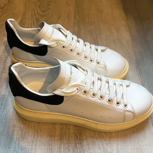 Alexander McQueen - Säljer dessa Alexander McQueen skor.  Har använt de ett par gånger. I storlek 43