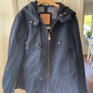 HöstJacka - Säljer en ricktigt fin höstjacka. Har endast används ett fåtal gånger i mina ägor men jag skulle säga att den är i topp skick.  Vid intresse medela mig om ni vill ha mer info  eller bilder.