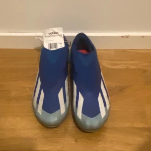 Crazyfast Elite fotbollskor - Tja,  Säljer mina fotbollskor som används på gräs & konstgräs. Storlek: 43 1/3. Nypris är 3049kr. Mitt pris är 1899kr. Skorna är i bra skick. Skulle betygsätta den som 8/10. Betalningsmetod endast SWISH