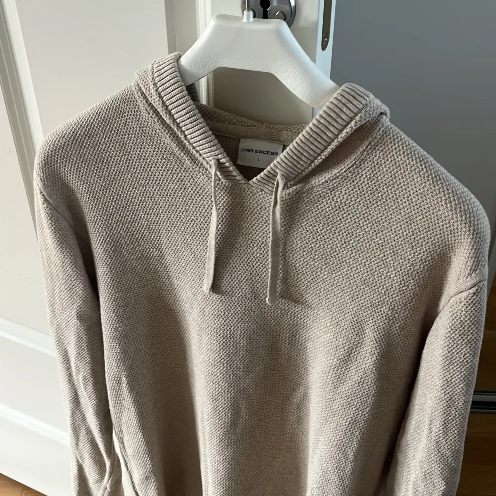 Jättefin stickad beige hoodie från märket ”No Excess” säljes nu från oss✌️. Nypris ligger runt tusenlappen. Storlek L men liten i storlek och sitter definitivt som en M!! Hör av er vid funderingar eller frågor.🤝🤗. Hoodies.