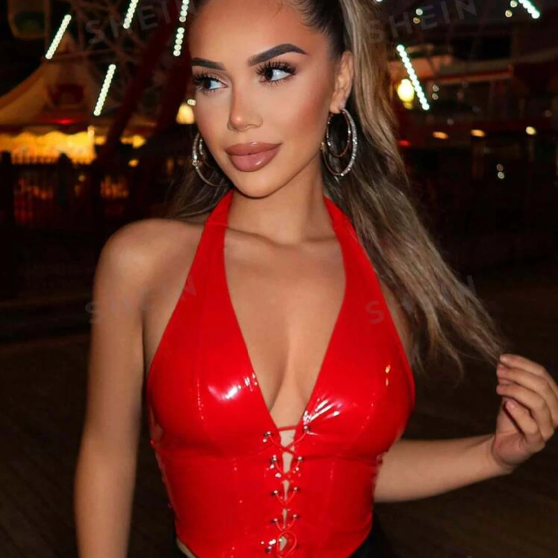 Röd glansig korsettopp - 90