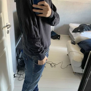 Tiger of sweden hoodie  - Säljer en mörkblå hoodie i normal passform. Den är långärmad och har en klassisk design med ribbade muddar vid ärmslut och nederkant. Perfekt för en avslappnad stil!