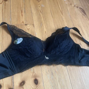 Snygg bh🖤 - Svart bh, osäker på storlek men ungefär b-kupa, fråga om mått💕