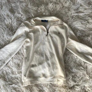 Ralph Lauren Half Zip - Säljer en Ralph Lauren half zip i färgen beige och den är i storlek M. Skicket är 8/10, finns inga hål fläckar.