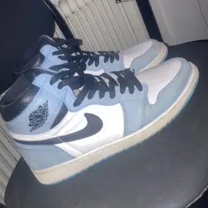 Säljer ett par Umiversity Blue Air Jordan 1 köpte för runt 4000-4500 från stockx har kvitto låda och tag kvar SNÄLLA NÅN KÖP DOM VILL BLI AV MED DOM DIREKT