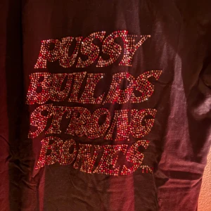 Tshirt - Vet inte vad märket är men as skönt material och as snygg. Knappt använd