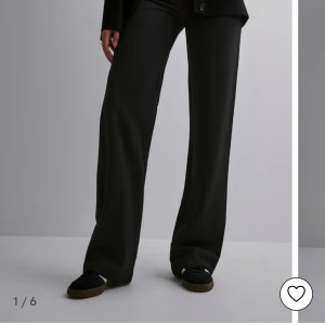 Kostymbyxor dam - Hej!  Säljer 2 par helt oanvända (med etiketten på) svarta kostymbyxor från Nelly som jag måste sälja då de inte passar mig. Original priset ligger på 399 men säljer båda för 299 (pris kan diskuteras vid snabb affär). Byxorna är i storlek Xs & S. 