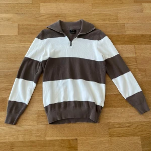 Half zip - Tröjan är köpt från Massimo Dutti, säljer eftersom den knappt används längre. Väldigt bra skick på tröjan  Bara att skriva vid fler frågor eller funderingar
