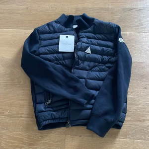 Moncler cardigan - Moncler cardigan strl L men den passar M, Skicket är 9/10 då den bara har används ett fåtal gånger och den är givetvis äkta, Priset kan även diskuteras.  Det är bara att höra av er om ni har några frågor. Mvh, Hjalmar 