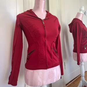 Kofta - Kofta med text och detaljer❤️ 2 fickor och luva