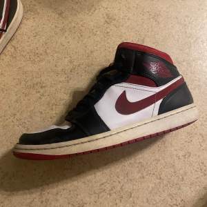 Vill sälja mina Jordan 1 Gym red Mids. dom kommer inte till användning längre sitter bara i garderoben pris kan diskuteras vid snabb affär. Dom är Äkta