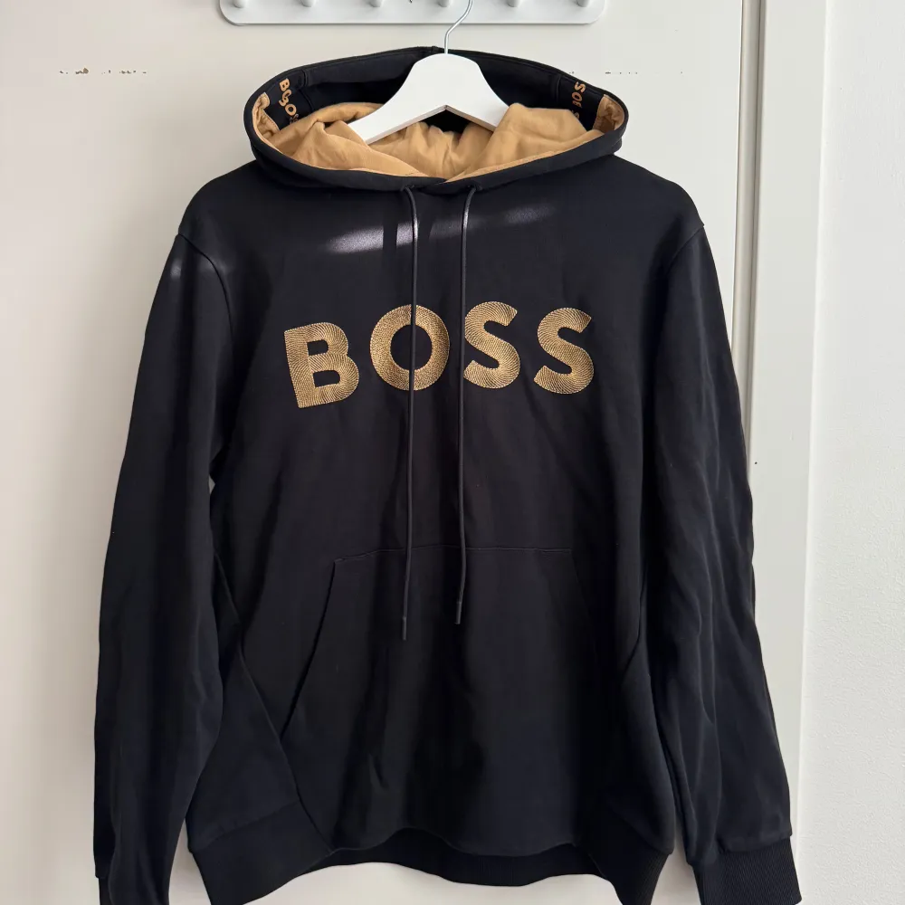 Tja Säljer nu en rätt så ny Hugo boss hoodie från johnells. Ny pris ligger på 1100kr och mitt pris är 500kr, St är S, hör av er vid frågor eller intresse . Hoodies.