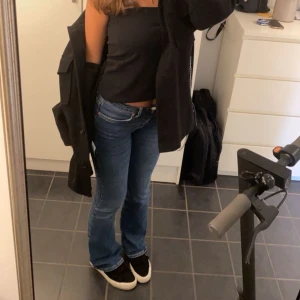 Jeans - Gina Tricot  - Blåa fina low waist jeans ifrån Gina Tricot. Använt fåtal gånger. Nypris - 499