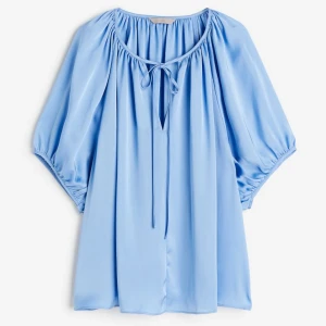 Ljus blå satin blus - Säljer en ljusblå satin blus. Använt endast tre gånger. 