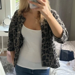 Leopard kofta - Storlek S, okänt märke 🩷