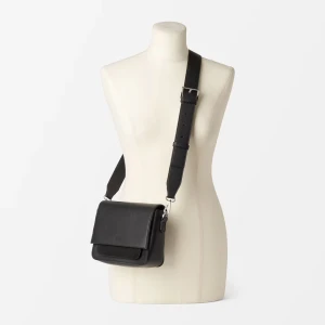 Axelremsväska från Carin Wester - Axelremsväska från Carin Wester i modellen Cynthia 🖤 Mått: Bredd: 19 cm, höjd: 14 cm, djup: 7 cm