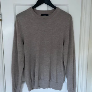 Beige merinoull tröja  - Tunnstickat beige tröja som är perfekt till hösten. Den är i storlek M men passar S. Jag är 185 cm och den är lite kort i armarna på mig.  Skick 9/10 jätte bra skick som ny För fler frågor eller bilder hör gärna av dig!