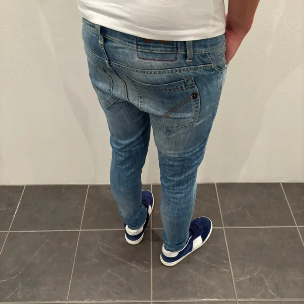 Dondup Jeans George! Trendigaste jeansen på marknaden | Storlek: 31, skick: 9,5/10 | Nypris = 3999, säljs för = 899. Modellen är lite sliten från fabrik vilket är väldigt populärt! 🙌🏼. Jeans & Byxor.