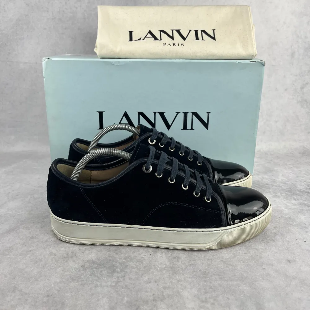 Lanvin captoe sneaker  –  Skick: 9/10  –  Storlek: 41/UK7  –  Tillbehör: Box & dustbag  –  Nypris: 5200 kr  Denna modell är stor i storlek och vi rekommenderar att gå ner en storlek. Skor.