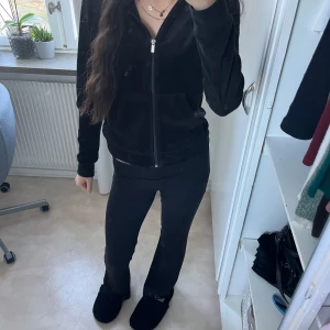 Svart hoodie med dragkedja - Säljer en supermjuk och bekväm svart hoodie med dragkedja. Perfekt för mysiga dagar eller en avslappnad stil. Den har en praktisk ficka framtill och en skön huva. Passar till det mesta och är ett måste i garderoben!