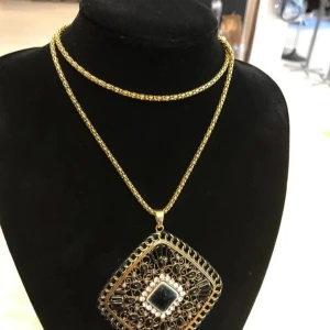 Exotiskt stort Halsband  - Halsband lång 69.00 cm  hängsmycke 7.50*7.50 cm  125kr/st  