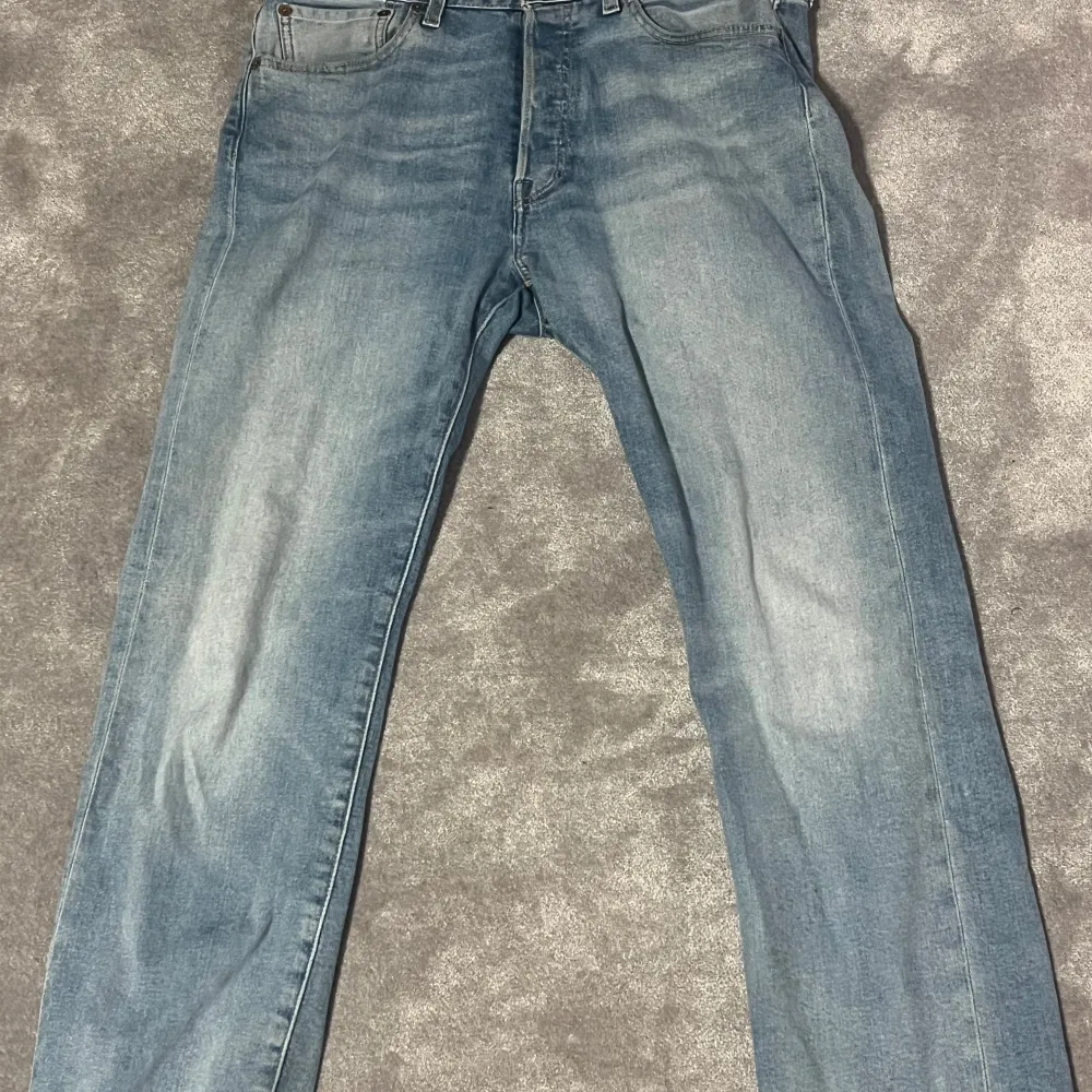 Jag säljer mina ljusblåa levis jeans i strl 30, säljer de då jag nyss köpte nya ljusblåa jeans och dessa inte används. Mycket bra skick!. Jeans & Byxor.