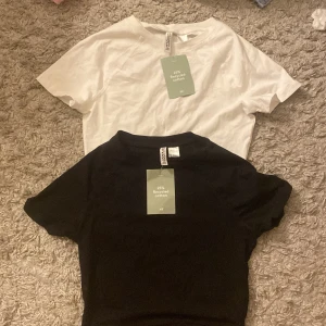 Helt nya tröjor säljer båda Tsm för 50kr🫶🏻 - Helt ny o jätte bra skick dessa är inte alls andvända 