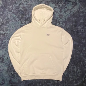 Adidas hoodie  - Vit adidas hoodie strl Xs passar även S, Bra skick🙏Skriv vid intresse! Nypris cs 400